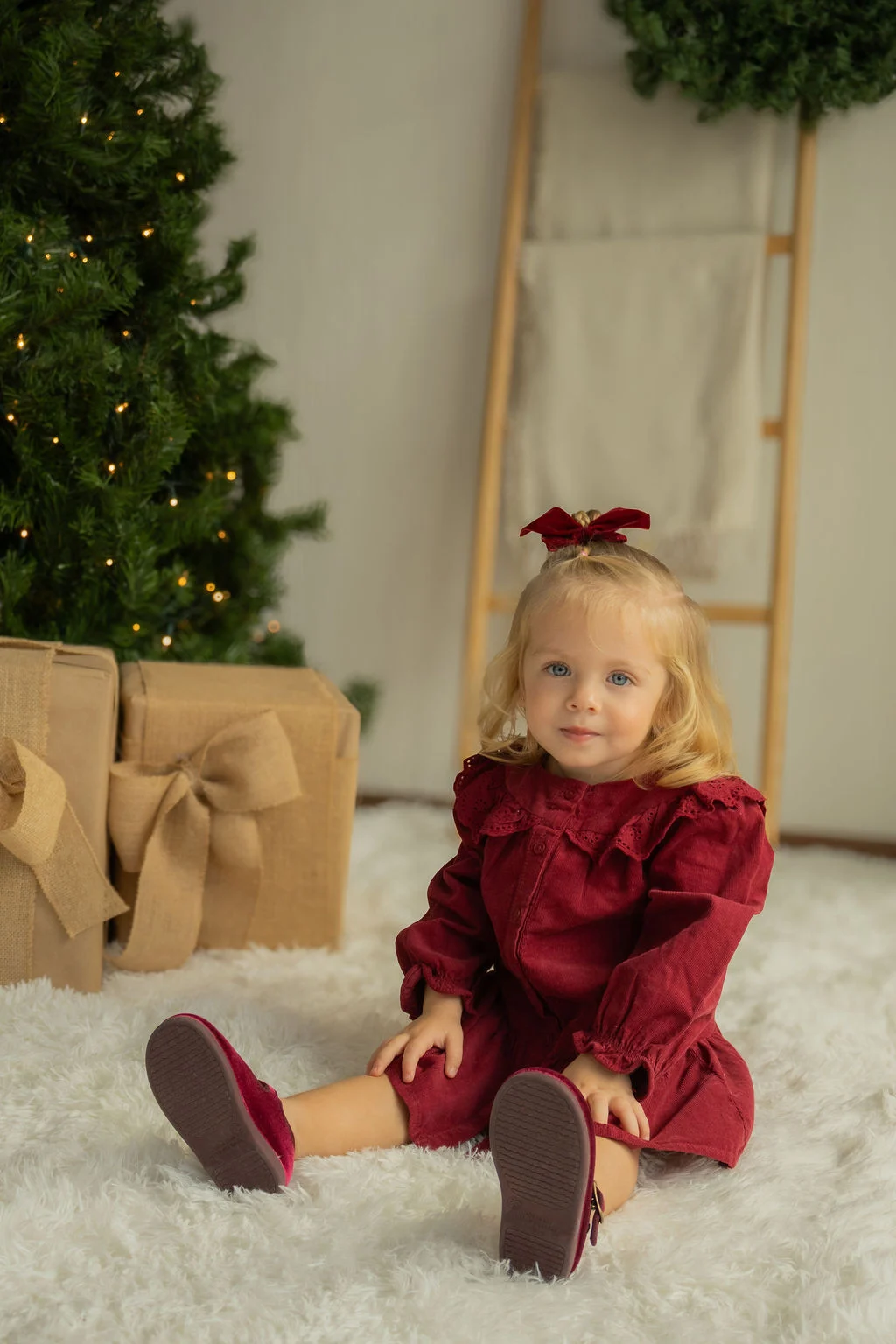 Niña junto al árbol de Navidad