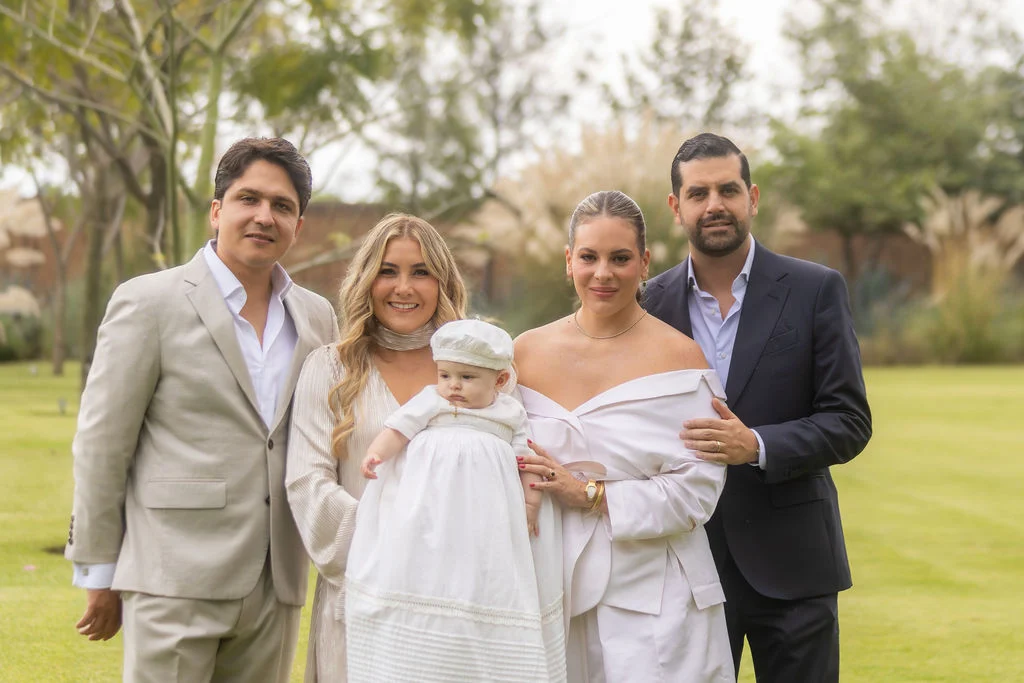 Familia reunida durante una celebración en un jardín